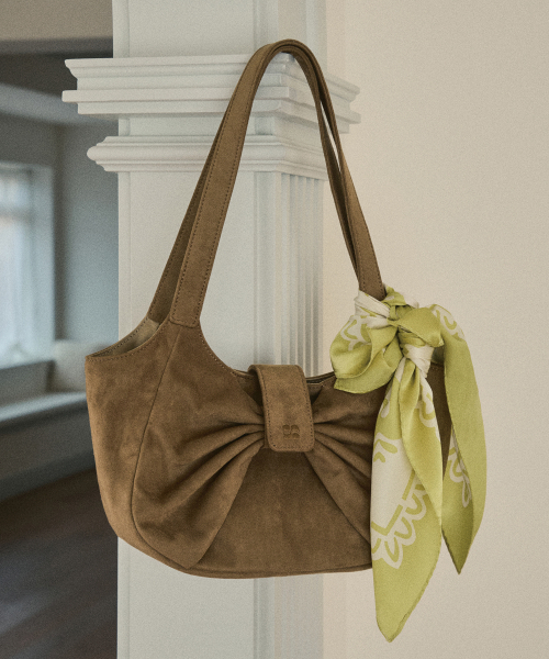 OURNOSTALGIA(アワー ノスタルジア)の「Suede ribbon loopie bag_Beige(OC25-ACC01)(ショルダーバッグ・レディース・Beige・FREE)」の2枚目の写真