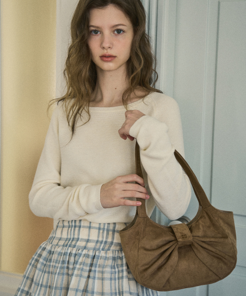 OURNOSTALGIA(アワー ノスタルジア)の「Suede ribbon loopie bag_Beige(OC25-ACC01)(ショルダーバッグ・レディース・Beige・FREE)」の3枚目の写真