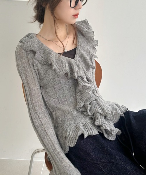 Eclat one(エクラワン)の「胸元ふんわり、華奢魅せ。フリルリブニットカーディガン(ニット/セーター・レディース・グレー/ピンク/アイボリー・FREE)」の1枚目の写真