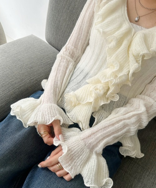 Eclat one(エクラワン)の「胸元ふんわり、華奢魅せ。フリルリブニットカーディガン(ニット/セーター・レディース・グレー/ピンク/アイボリー・FREE)」の6枚目の写真