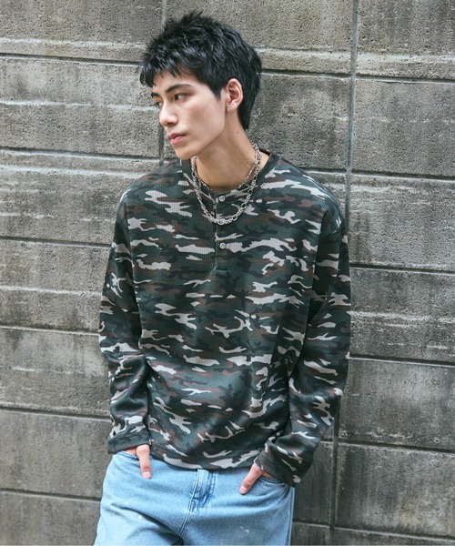 ILL'S(イルズ)の「HENLEY CAMO WAFFLE LONG-SLEEVE TEE / カモ総柄ヘンリーネックサーマルロンT ワッフル ミリタリー メンズ レディース ユニセックス(Tシャツ/カットソー・メンズ・ベージュ/チャコールグレー/カーキ・L/M)」の1枚目の写真