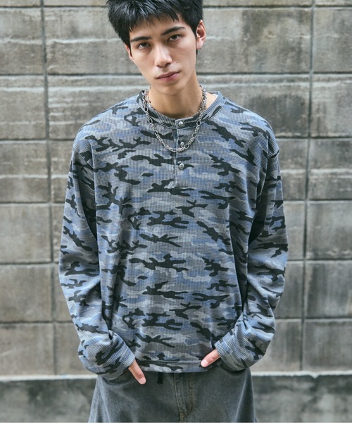 ILL'S(イルズ)の「HENLEY CAMO WAFFLE LONG-SLEEVE TEE / カモ総柄ヘンリーネックサーマルロンT ワッフル ミリタリー メンズ レディース ユニセックス(Tシャツ/カットソー・メンズ・ベージュ/チャコールグレー/カーキ・L/M)」の2枚目の写真