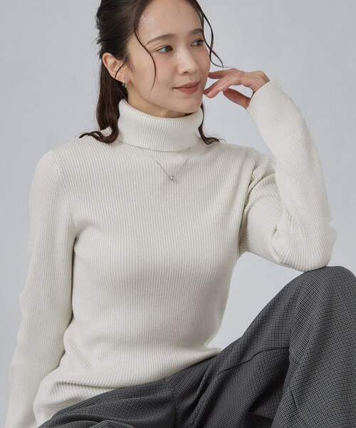 SHOO・LA・RUE(シューラルー)の「【絶妙なゆるピタ/S-LL/洗濯機可】華やかラメリブタートルニット(ニット/セーター・レディース・ゴールド/シルバー・03/02/01/04)」の1枚目の写真