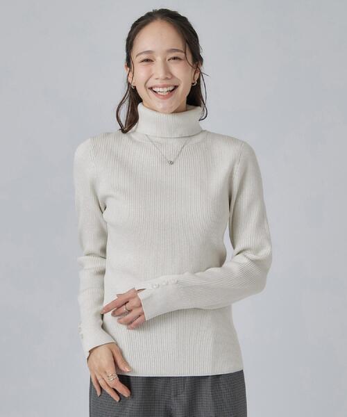 SHOO・LA・RUE(シューラルー)の「【絶妙なゆるピタ/S-LL/洗濯機可】華やかラメリブタートルニット(ニット/セーター・レディース・ゴールド/シルバー・03/02/01/04)」の3枚目の写真