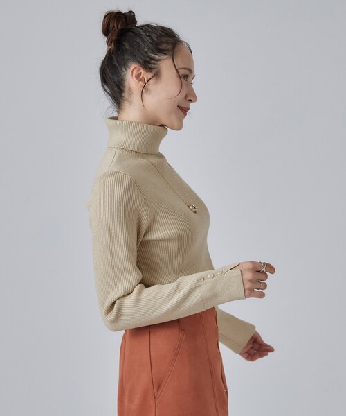 SHOO・LA・RUE(シューラルー)の「【絶妙なゆるピタ/S-LL/洗濯機可】華やかラメリブタートルニット(ニット/セーター・レディース・ゴールド/シルバー・03/02/01/04)」の8枚目の写真