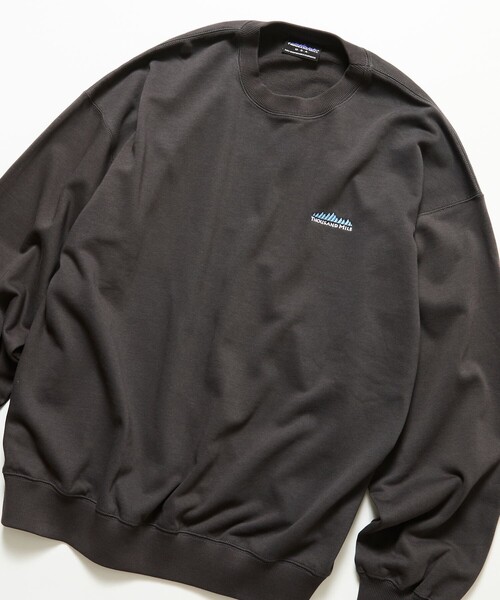 THOUSAND MILE(サウザンドマイル)の「THOUSAND MILE/サウザンドマイル 限定展開 THOUSAND MILE×FREAK'S STORE / サウザンドマイル 別注 クルーネック プルオーバー スウェット(スウェット・メンズ・ベージュ/チャコールグレー/ネイビー/アッシュグレー・SMALL/LARGE/MEDIUM)」の1枚目の写真