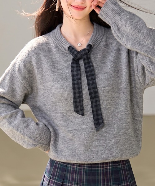 LUCPY（ラクピー）の「チェックリボン襟付きニットプルオーバー（その他トップス・レディース・グレー・X-LARGE/LARGE/MEDIUM/SMALL）」の4枚目の写真
