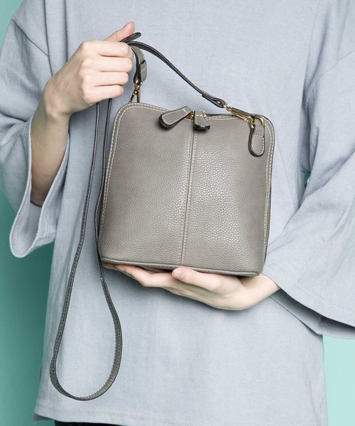 PLAIN CLOTHING（プレーンクロージング）の「【選べる6カラー】ミニマルワントーンショルダーバッグ（ショルダーバッグ・レディース・グレー/カーキ/ブラック/ホワイト/レッド/キャメル・FREE）」の4枚目の写真