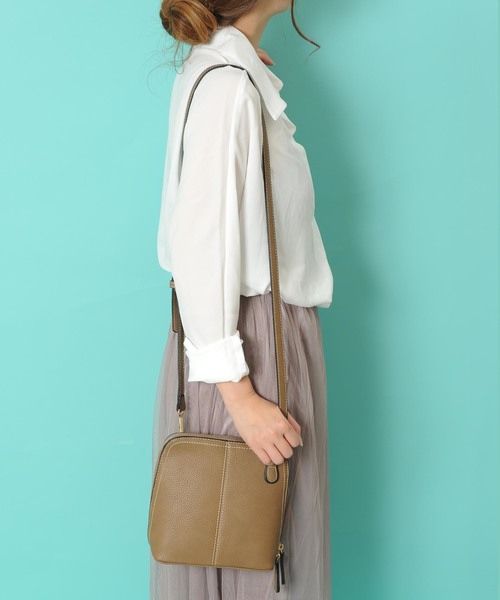 PLAIN CLOTHING（プレーンクロージング）の「【選べる6カラー】ミニマルワントーンショルダーバッグ（ショルダーバッグ・レディース・グレー/カーキ/ブラック/ホワイト/レッド/キャメル・FREE）」の5枚目の写真