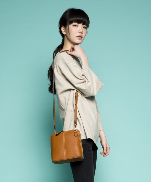 PLAIN CLOTHING（プレーンクロージング）の「【選べる6カラー】ミニマルワントーンショルダーバッグ（ショルダーバッグ・レディース・グレー/カーキ/ブラック/ホワイト/レッド/キャメル・FREE）」の16枚目の写真