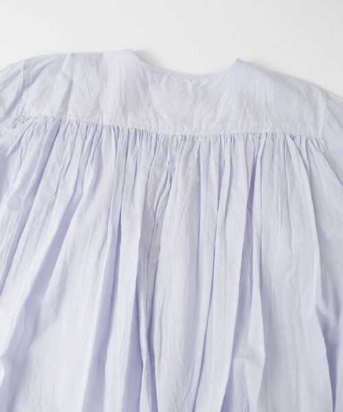 URBAN RESEARCH（アーバンリサーチ）の「UR ローンギャザーチュニック（ワンピース・レディース・ライトブルー/オフホワイト/スミクロ・FREE）」の4枚目の写真