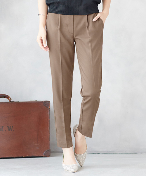 Pierrot（ピエロ）の「360°美脚見えストレートテーパードパンツ センタープレス（その他パンツ・レディース・ベージュ系その他/ライトカーキ/ピンクベージュ/ベージュ/ネイビー/ストライプ/ホワイト系その他/ブラウン/チャコール/ブラック/ブラウン系その他/ピンク系その他/サンドベージュ/グレー/ブルー/ホワイト/モカ/グリーン/ブルー系その他/イエロー/スモークピンク/ラベンダー/ブルーグリーン/パープル系その他/ブラック系その他/キャメル/ブラウン系その他2/ベージュ系その他2/グリーン系その他/グレイッシュベージュ/テラコッタ/イエロー系その他/ブルー系その他2/ミント/ベージュ系その他3/ピンク/ブルーパープル/インディゴブルー・L/S/M/LL/XS/SS）」の9枚目の写真