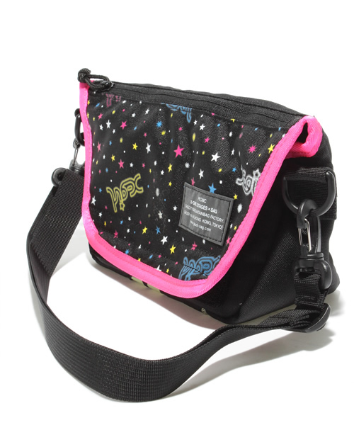 X-girl Stages（エックスガールステージス）の「X-GIRL STAGES SAG PICNIC（ショルダーバッグ・キッズ・ブラック・ONE SIZE）」の2枚目の写真