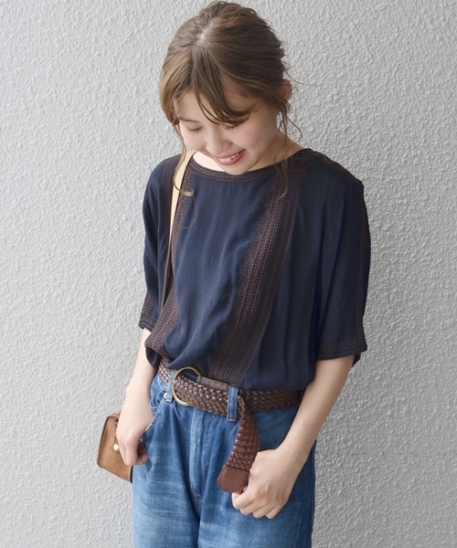 Khaju（カージュ）の「Khaju:バイカラーエンブロイダリーリボンブラウス（シャツ/ブラウス・レディース・ネイビー/レンガ・ONE SIZE）」の2枚目の写真