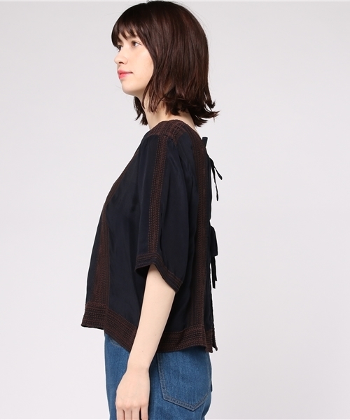 Khaju（カージュ）の「Khaju:バイカラーエンブロイダリーリボンブラウス（シャツ/ブラウス・レディース・ネイビー/レンガ・ONE SIZE）」の4枚目の写真