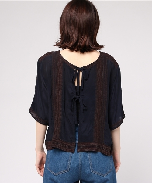 Khaju（カージュ）の「Khaju:バイカラーエンブロイダリーリボンブラウス（シャツ/ブラウス・レディース・ネイビー/レンガ・ONE SIZE）」の5枚目の写真