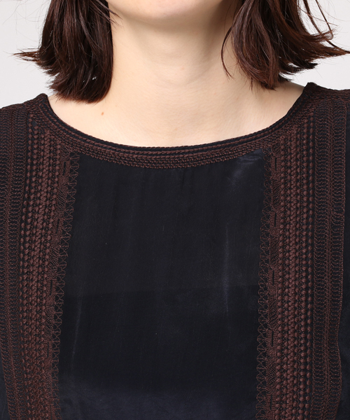 Khaju（カージュ）の「Khaju:バイカラーエンブロイダリーリボンブラウス（シャツ/ブラウス・レディース・ネイビー/レンガ・ONE SIZE）」の6枚目の写真