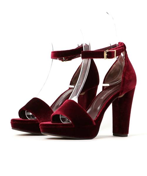 PINKY&DIANNE（ピンキーアンドダイアン）の「ベロアアンクルベルトサンダル（パンプス・レディース・ボルドー/ナチュラル/ブラック・MEDIUM/SMALL）」の3枚目の写真