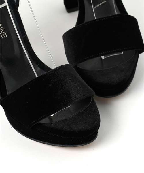 PINKY&DIANNE（ピンキーアンドダイアン）の「ベロアアンクルベルトサンダル（パンプス・レディース・ボルドー/ナチュラル/ブラック・MEDIUM/SMALL）」の8枚目の写真