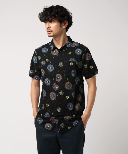 RVCA(ルーカ)の「RVCA メンズ 【LUKE PELLETIER】FIREWORKS ショートスリーブシャツ(シャツ/ブラウス・メンズ・ホワイト/ブラック・SMALL/MEDIUM)」の2枚目の写真