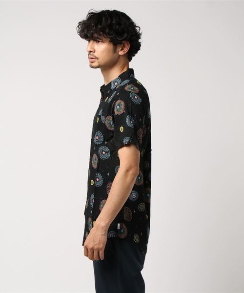RVCA(ルーカ)の「RVCA メンズ 【LUKE PELLETIER】FIREWORKS ショートスリーブシャツ(シャツ/ブラウス・メンズ・ホワイト/ブラック・SMALL/MEDIUM)」の3枚目の写真