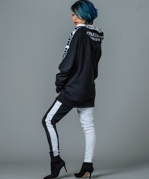 RE730（アールイーセブンサーティー）の「【RE730】左右配色切替えトラックパンツ  切り替えジャージサイドライン　ユニセックス（その他パンツ・メンズ・ブラック×ホワイト/ブラック×レッド・MEDIUM/LARGE/SMALL）」の13枚目の写真