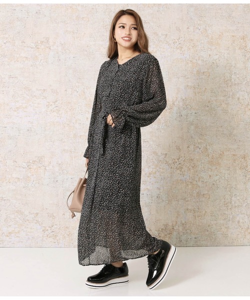 セール ウエストギャザーフロントボタン小花柄ワンピース ワンピース Chille チル のファッション通販 Zozotown