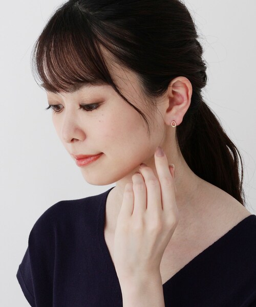 COCOSHNIK(ココシュニック)の「K18ドロップ オーバル スタッドピアス(ピアス(両耳用)・レディース・ホワイト系その他7・00)」の8枚目の写真