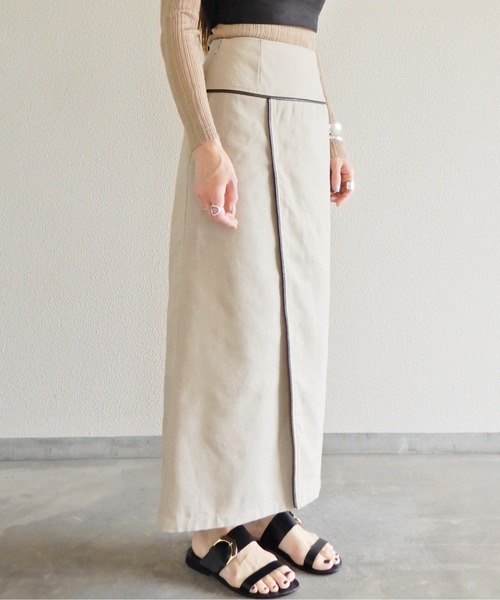 y/m by Yukie（イムバイユキエ）の「リネンライクパイピングラップスカート（スカート・レディース・ベージュ/オフホワイト・FREE）」の2枚目の写真