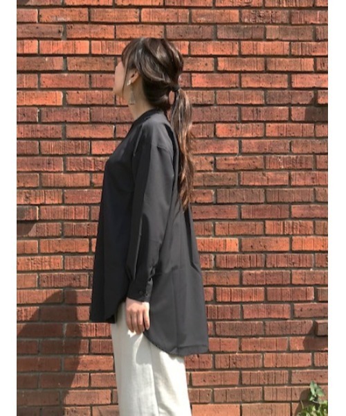 SUIT SELECT（スーツセレクト）の「チュニック丈・バンドカラーロングテールシャツ（シャツ/ブラウス・レディース・ブラック/ベージュ/モカ/ライトグレー/オフホワイト/ネイビー/ミント/ピンクベージュ・FREE）」の3枚目の写真