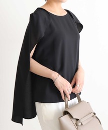 大人女性のケープ風ブラウス