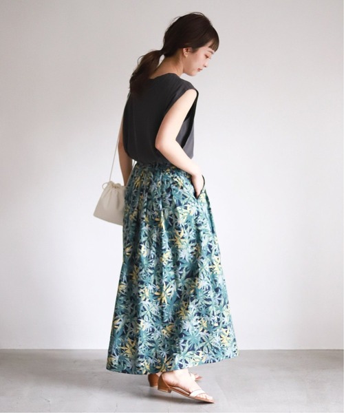 SLOBE IENA(スローブイエナ)の「タックフレアスカート【ウエストゴム/手洗い可能】◆(スカート・レディース・ネイビー・38/36)」の3枚目の写真