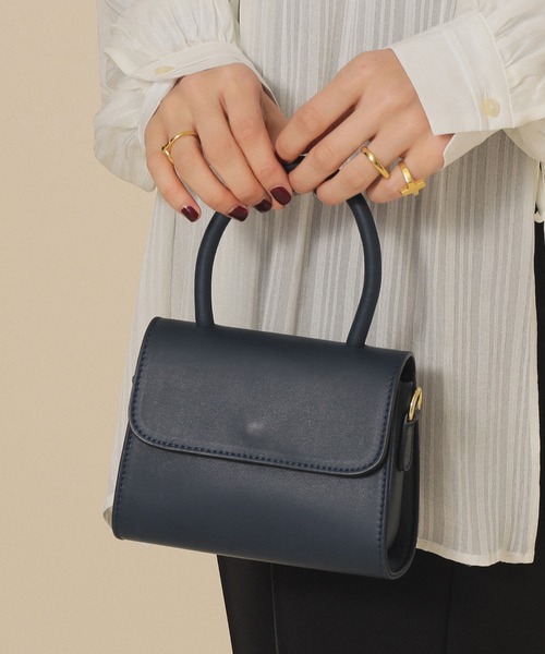 Ray BEAMS(レイビームス)の「AULENTTI / ワンハンドル バッグ(ショルダーバッグ・レディース・ネイビー/レッド・ONE SIZE)」の2枚目の写真