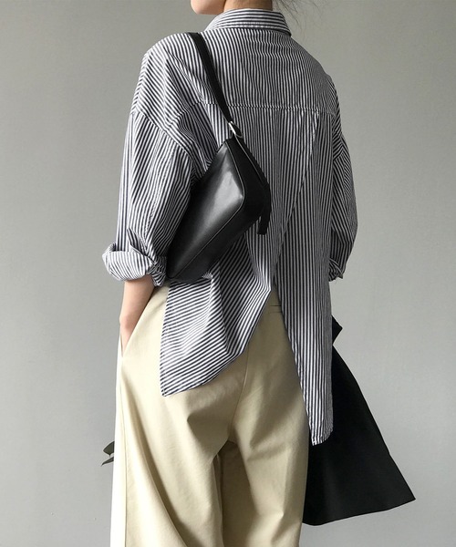 me+em select(ミームセレクト)の「※※【 無地 / ストライプ 】変形バックスリットBIGシャツ(シャツ/ブラウス・レディース・ホワイト/ブラック/ネイビー/グレー/ブラック系その他・FREE)」の1枚目の写真