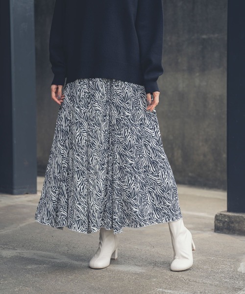 GLOBAL WORK（グローバルワーク）の「サラサラサテンフレアスカート/959748（スカート・レディース・チャコールグレー/その他/ダークグレー/グレー系その他/グリーン系その他6・FREE）」の2枚目の写真