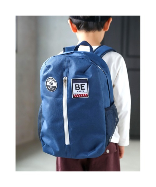 BeBe(ベベ)の「BeBe/ワッペン縦ジップサイドポケットリュック(S~M)(バックパック/リュック・キッズ・ブルー/ブラック・MEDIUM/SMALL)」の2枚目の写真