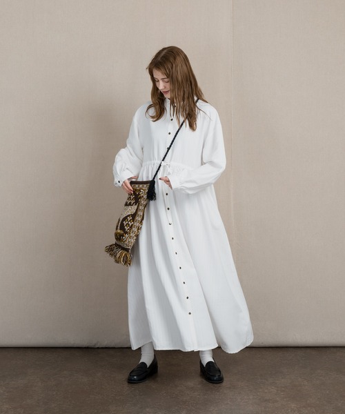 MUHET（ミュエータ）の「バンドカラーマキシワンピース（ワンピース・レディース・グレー/オフホワイト/ライトブラウン・SMALL/MEDIUM/LARGE）」の7枚目の写真