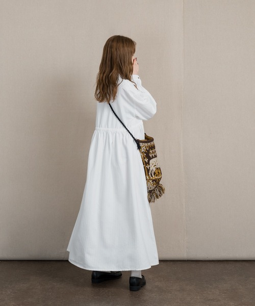 MUHET（ミュエータ）の「バンドカラーマキシワンピース（ワンピース・レディース・グレー/オフホワイト/ライトブラウン・SMALL/MEDIUM/LARGE）」の8枚目の写真