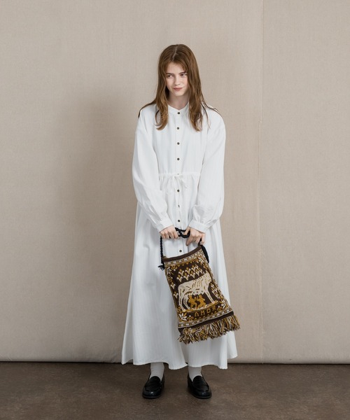 MUHET（ミュエータ）の「バンドカラーマキシワンピース（ワンピース・レディース・グレー/オフホワイト/ライトブラウン・SMALL/MEDIUM/LARGE）」の10枚目の写真