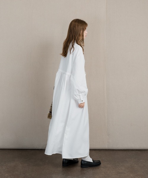 MUHET（ミュエータ）の「バンドカラーマキシワンピース（ワンピース・レディース・グレー/オフホワイト/ライトブラウン・SMALL/MEDIUM/LARGE）」の12枚目の写真