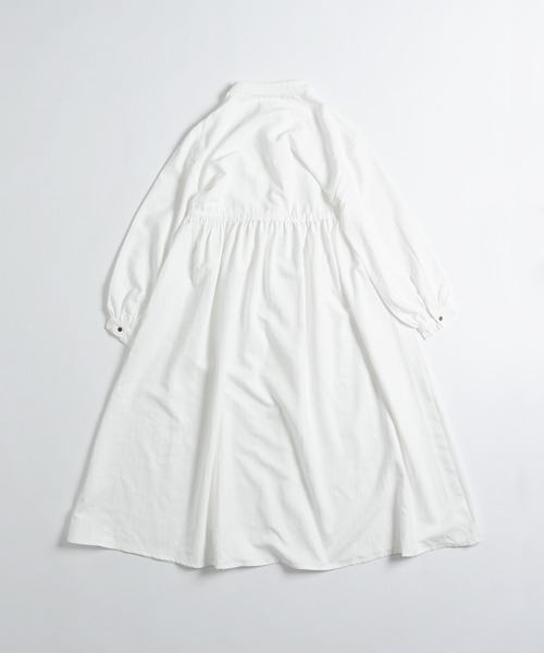 MUHET（ミュエータ）の「バンドカラーマキシワンピース（ワンピース・レディース・グレー/オフホワイト/ライトブラウン・SMALL/MEDIUM/LARGE）」の5枚目の写真