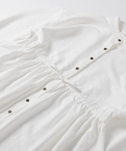 MUHET（ミュエータ）の「バンドカラーマキシワンピース（ワンピース・レディース・グレー/オフホワイト/ライトブラウン・SMALL/MEDIUM/LARGE）」の6枚目の写真