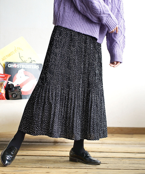 zootie（ズーティー）の「【見た目を裏切るあたたかさ】フリース裏地付き 花柄マイクロプリーツスカート（スカート・レディース・ネイビー/ブラック/ブラウン/ブラック系その他/グリーン/グレイッシュブルー/ホワイト系その他/ライトカーキ/ミント/ブラウン系その他/ベージュ/ホワイト系その他2/ブラウン系その他2・M）」の5枚目の写真