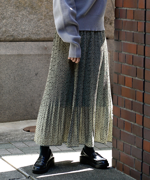 zootie（ズーティー）の「【見た目を裏切るあたたかさ】フリース裏地付き 花柄マイクロプリーツスカート（スカート・レディース・ネイビー/ブラック/ブラウン/ブラック系その他/グリーン/グレイッシュブルー/ホワイト系その他/ライトカーキ/ミント/ブラウン系その他/ベージュ/ホワイト系その他2/ブラウン系その他2・M）」の10枚目の写真