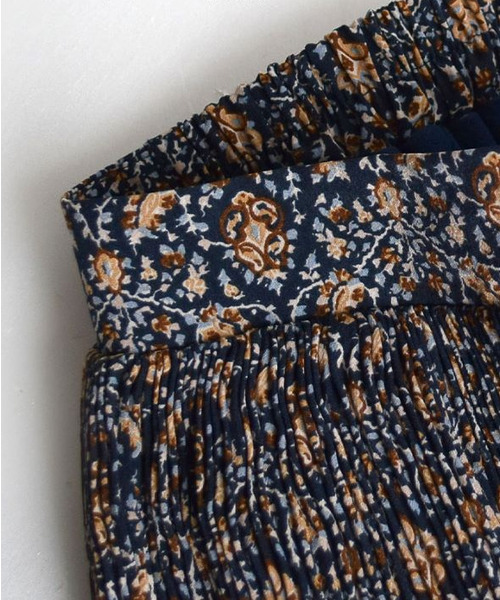 zootie（ズーティー）の「【見た目を裏切るあたたかさ】フリース裏地付き 花柄マイクロプリーツスカート（スカート・レディース・ネイビー/ブラック/ブラウン/ブラック系その他/グリーン/グレイッシュブルー/ホワイト系その他/ライトカーキ/ミント/ブラウン系その他/ベージュ/ホワイト系その他2/ブラウン系その他2・M）」の16枚目の写真