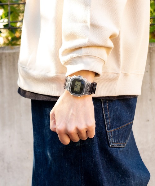 G-SHOCK（ジーショック）の「【CASIO/G-SHOCK】スクエアフェイス DW-5600SK-1（アナログ腕時計・メンズ・ホワイト系・FREE）」の2枚目の写真