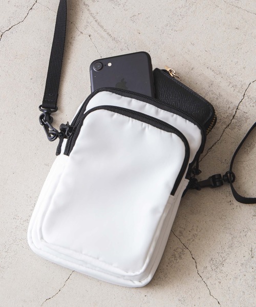 WEGO（ウィゴー）の「WEGO/ナイロンミニショルダー（ショルダーバッグ・メンズ・ホワイト/ブラック/ロイヤルブルー・FREE）」の2枚目の写真