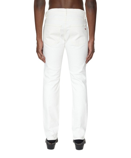 DIESEL（ディーゼル）の「メンズ 22FW デニムパンツ ホワイト スリムフィット（デニムパンツ・メンズ・ホワイト・26inch/28inch/31inch/32inch/33inch/27inch/36inch/34inch/30inch/29inch/38inch）」の3枚目の写真