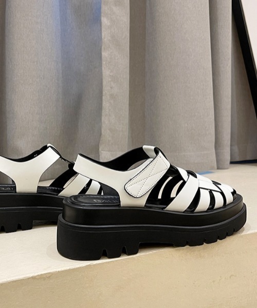 MANGROVE(マングローブ)の「トラックソールグルカサンダル(サンダル・レディース・ホワイト/ブラック・MEDIUM/LARGE/SMALL)」の4枚目の写真