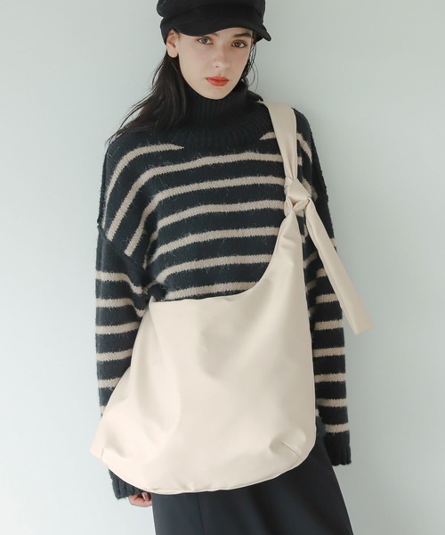 LAKOLE(ラコレ)の「ノットパデットショルダーバッグ / 344264(ショルダーバッグ・レディース・ブラック/ベージュ/アイボリー・FREE)」の1枚目の写真